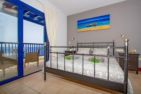 3 bedrooms, iron/ironing board, internet, bed sheets