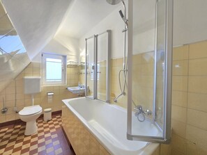 Shower, hair dryer, towels, soap - Vacation home Teddis Haus - Detached vacation home with conservatory, garden and (Norden)