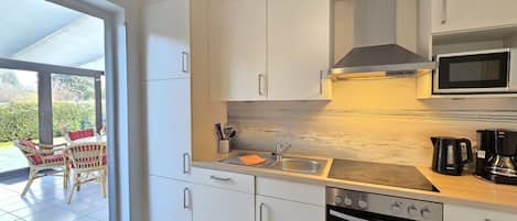 雪櫃、微波爐、焗爐、爐具