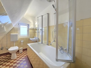 Shower, hair dryer, towels, soap - Vacation home Teddis Haus - Detached vacation home with conservatory, garden and (Norden)