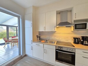 Fridge, microwave, oven, stovetop - Vacation home Teddis Haus - Detached vacation home with conservatory, garden and (Norden)