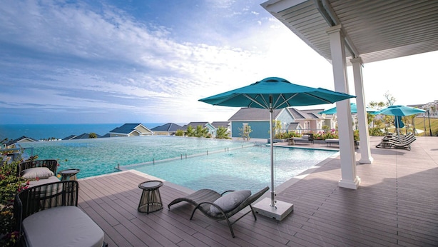Outdoor pool - Deluxe 3 Br Corner House - Novaworld PT (Tien Thanh)