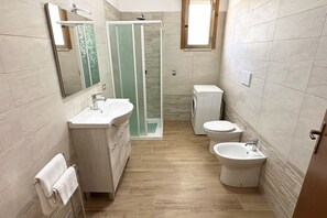 Dusche, Haartrockner, Bidet
