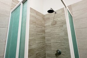 Dusche, Haartrockner, Bidet
