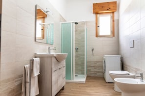 Douche, séchoir à cheveux, bidet