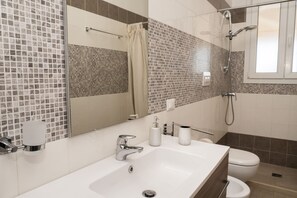 Shower, jetted tub, hair dryer, bidet - Mommy House | sea view, outdoor space (Nardo)
