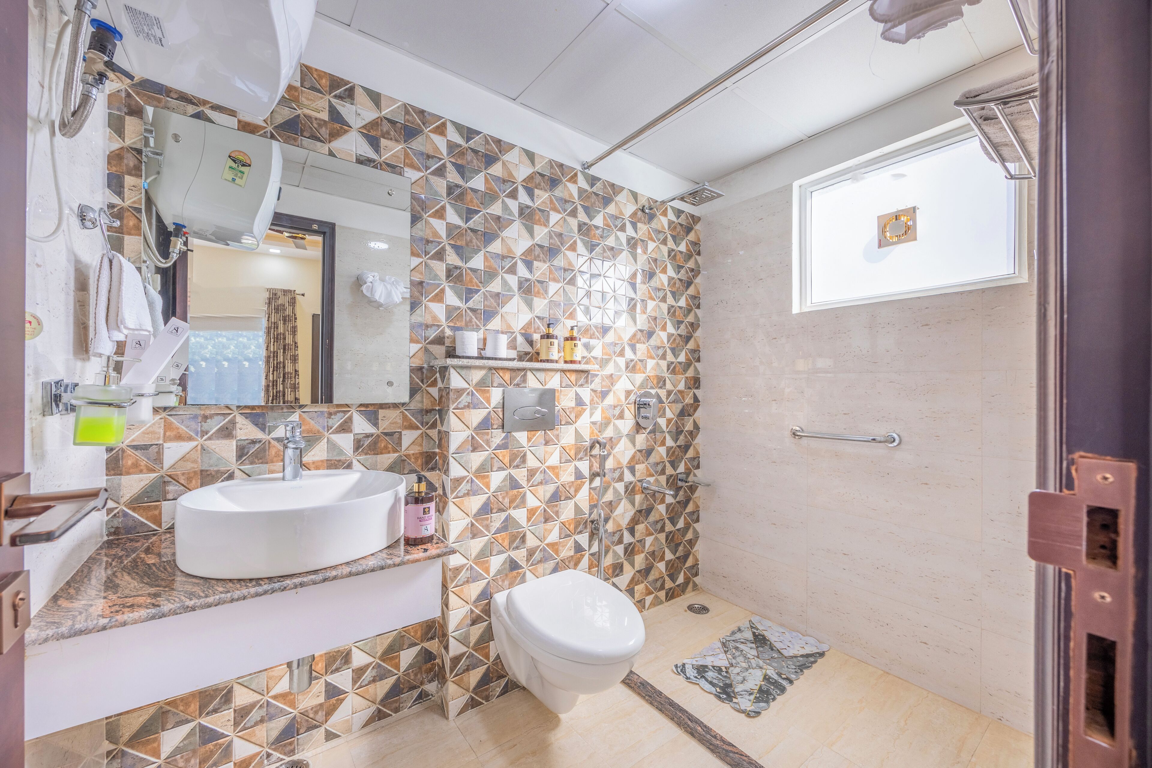 Un baño con lavamanos blanco, inodoro y zona de ducha.