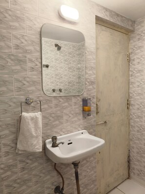 Shower, rainfall showerhead, free toiletries, towels