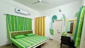 Comfort Room | Meja, ruang kerja komputer riba, Wi-fi percuma, cadar katil 