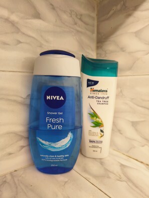 Shower, rainfall showerhead, free toiletries, towels - Maltis Cozy Nest (Varanasi)