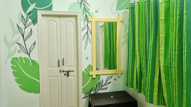 Comfort Room | Meja, ruang kerja komputer riba, Wi-fi percuma, cadar katil 