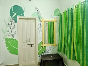 Comfort Room | Desk, laptop workspace, free WiFi, bed sheets