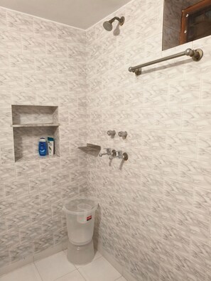 Shower, rainfall showerhead, free toiletries, towels - Maltis Cozy Nest  (Varanasi)