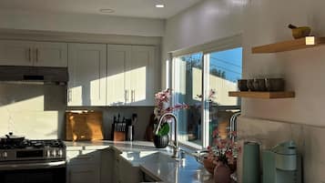 Kylskåp, mikrovågsugn, ugn och spishäll