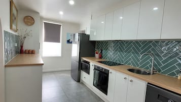 Refrigerador, microondas, horno y parrilla de estufa