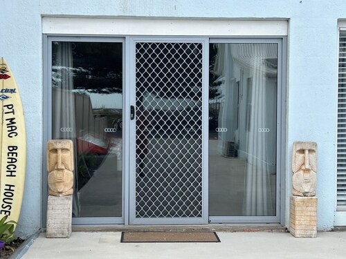 LOCATION The Beach House Studio - Unique Seafront Affordable and Pets Negotiable