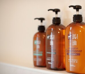 Dusj, hårføner, håndklær og såpe