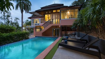 Outdoor pool, pool loungers