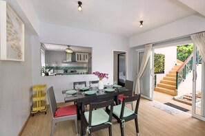 Vila família, 3 quartos, varanda, vista para o jardim | Opções para refeição no quarto