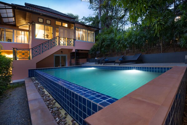 Piscina externa, espreguiçadeiras