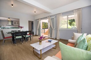 วิลล่าสำหรับครอบครัว, 3 ห้องนอน, ลานระเบียง, วิวสวน | บริการอาหารในห้องพัก