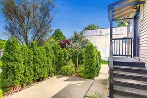 Unclassified image, 5 of 12, button - Tudor Townhouse w/ Yard & Parking near Swedish (Seattle)
