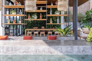 Una piscina al aire libre