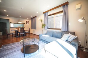 Living area - Sengokuhara Villa, limited to 1 couple per day, max. 11 adults per villa, free WIFI (箱根町)