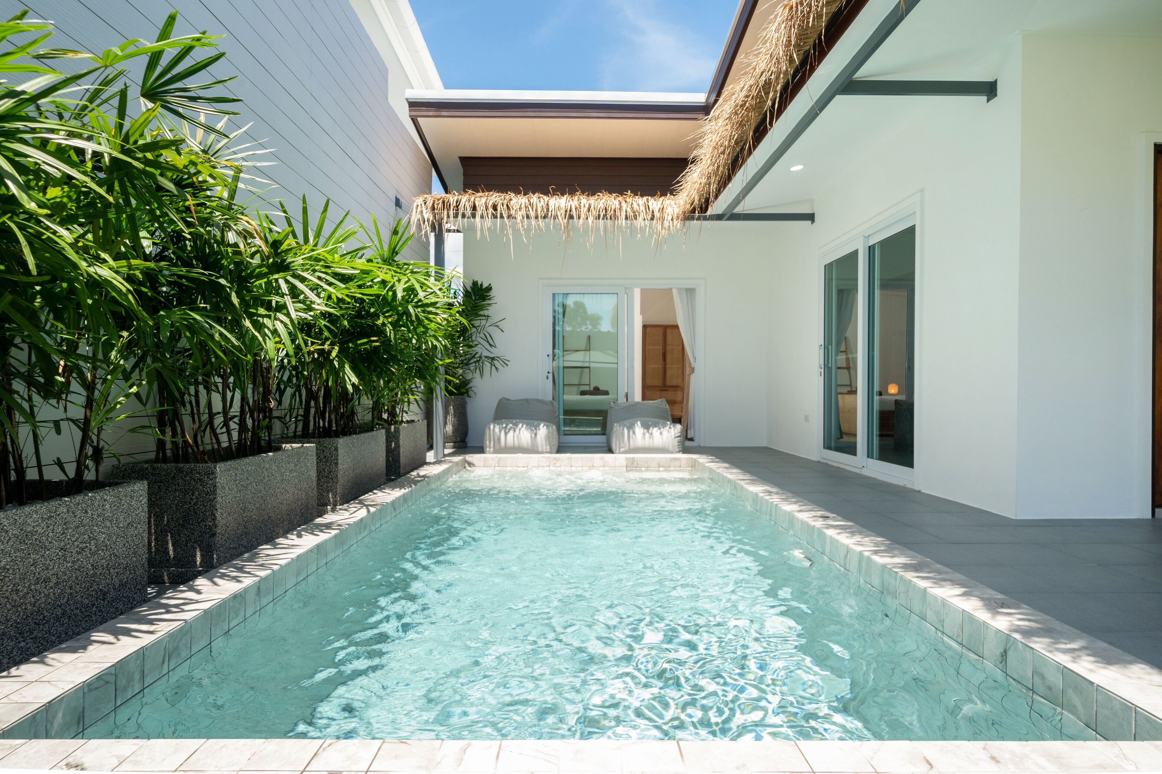 Piscine extérieure, chaises longues