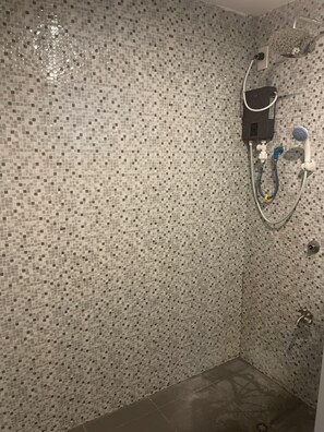 Shower, bidet, towels, soap - Cozy cabin with Lakeview and mountain view (Pantabangan)