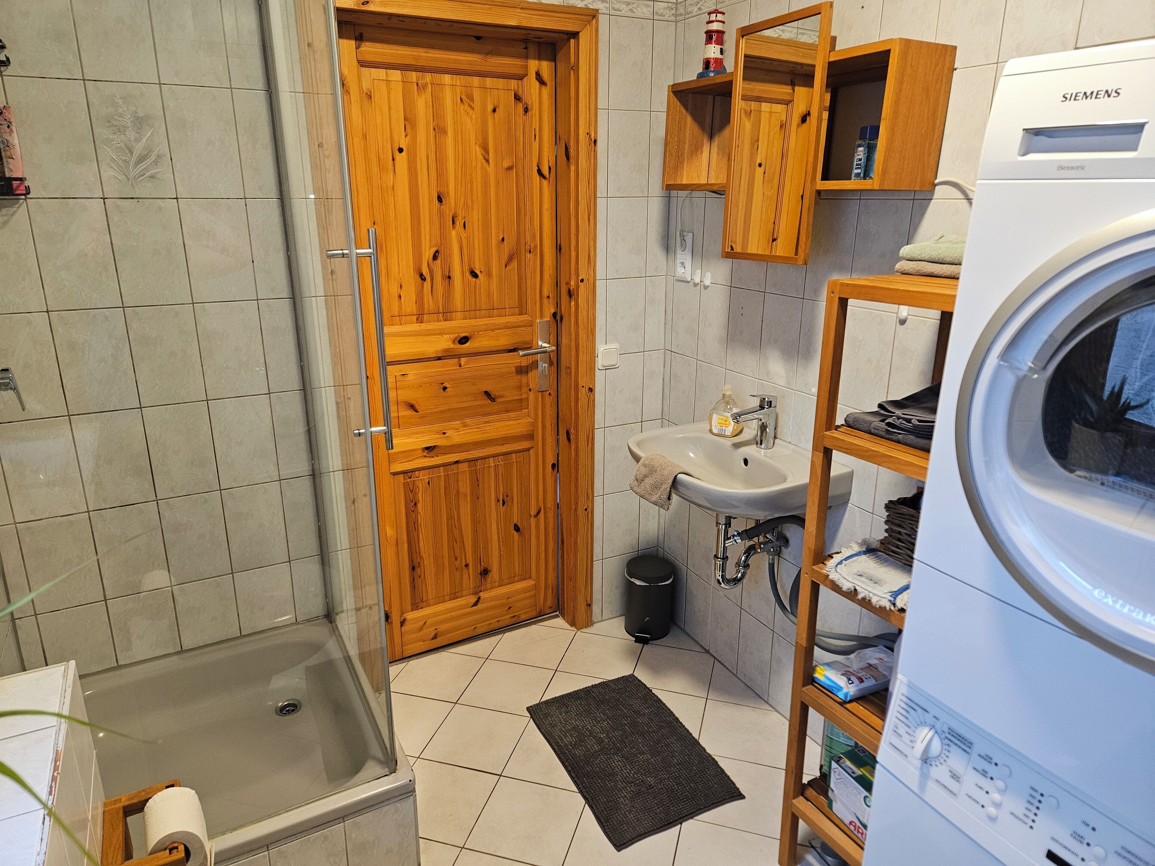 Sèche-cheveux, serviettes fournies, savon, papier toilette