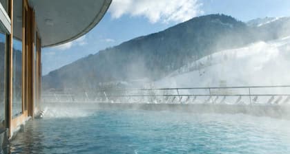 Chic mountain chalet with sauna near the slopes