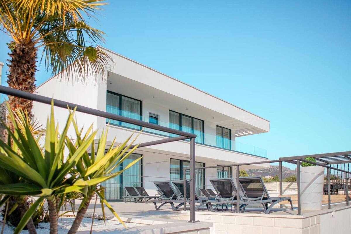 Villa (Six Bedroom Villa with Pool) | Exterior