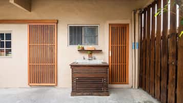 Basic Cabin | Bathroom