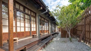 A traditional Japanese-style building with wooden benches and tatami mat flooring. - victory guesthouse (Pingtung)