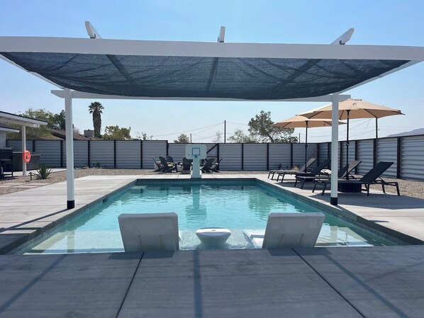 Alberca al aire libre y alberca climatizada