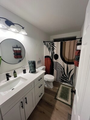 Bidet, towels, soap, shampoo - ★ Heated Pool, Spa, Desert Views & Just Good Times ~ 5 Min to J.T. Park Entrance (Twentynine Palms)