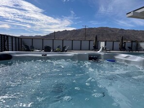 Outdoor spa tub - ★ Heated Pool, Spa, Desert Views & Just Good Times ~ 5 Min to J.T. Park Entrance (Twentynine Palms)