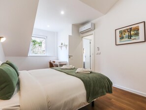 2 bedrooms, iron/ironing board, internet, bed sheets