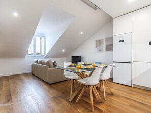 Un loft moderno con comedor, sofá y cocina.