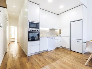 Fridge, microwave, oven, dishwasher - Vita Portucale | Campo de Ourique River View 0D (Lisboa)