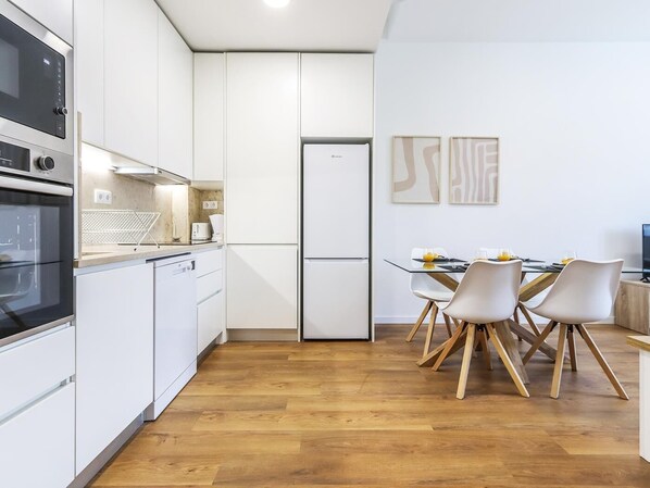 Fridge, microwave, oven, dishwasher - Vita Portucale | Campo de Ourique River View 0D (Lisboa)