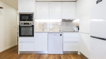 Een koelkast, een magnetron, een oven, een vaatwasser