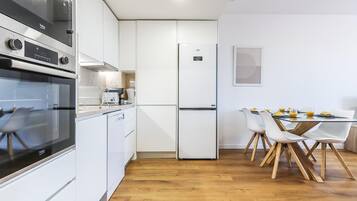 Een koelkast, een magnetron, een oven, een vaatwasser