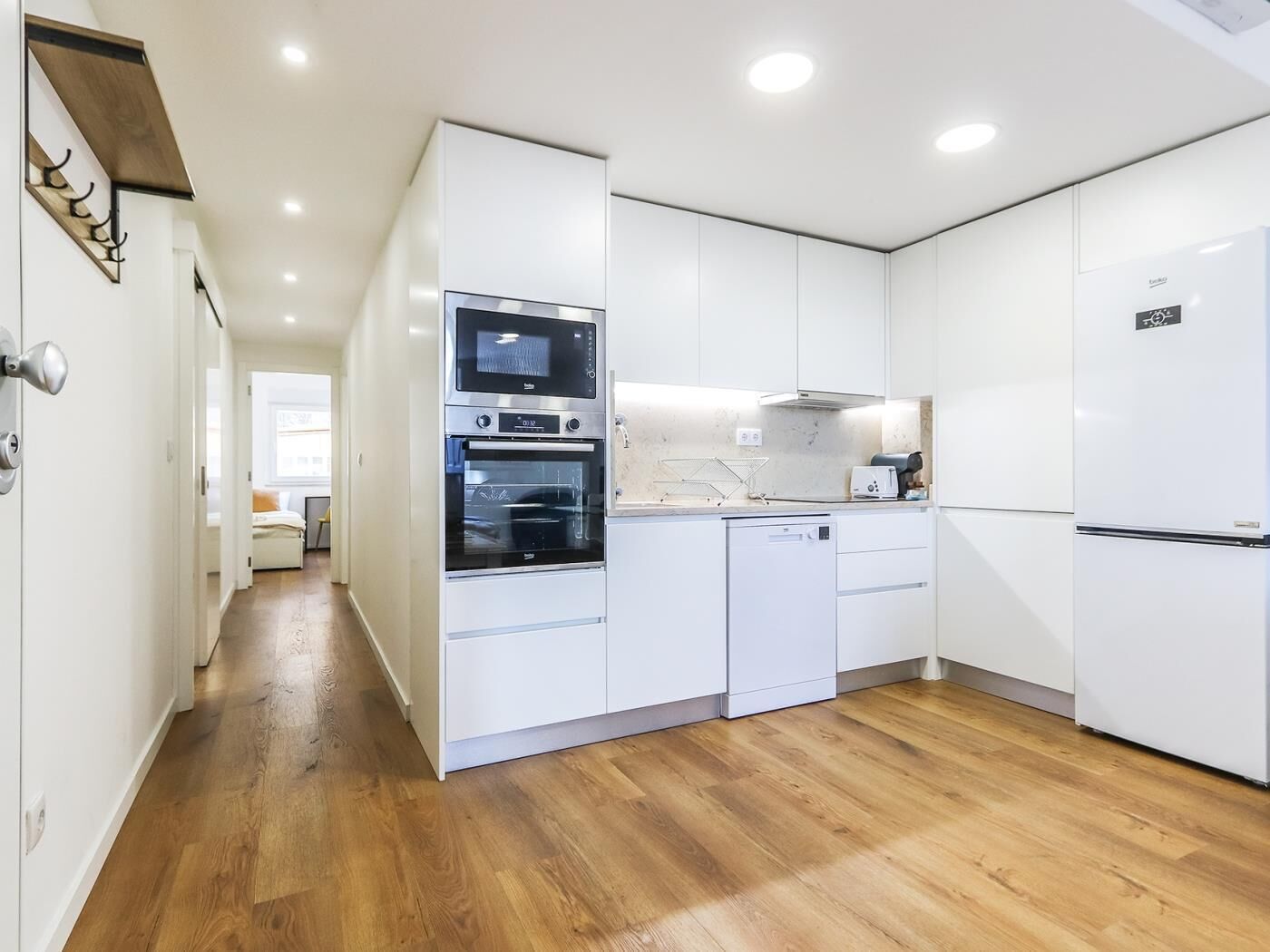 Een koelkast, een microgolfoven, een oven, een vaatwasser