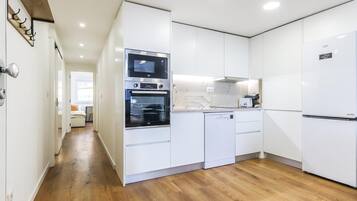 Een koelkast, een microgolfoven, een oven, een vaatwasser