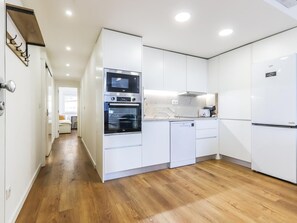Fridge, microwave, oven, dishwasher - Vita Portucale | Campo de Ourique River View 1E (Lisboa)