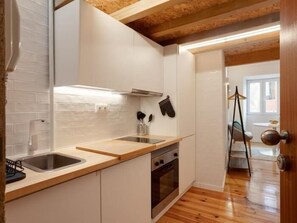 Fridge, oven, cookware/dishes/utensils