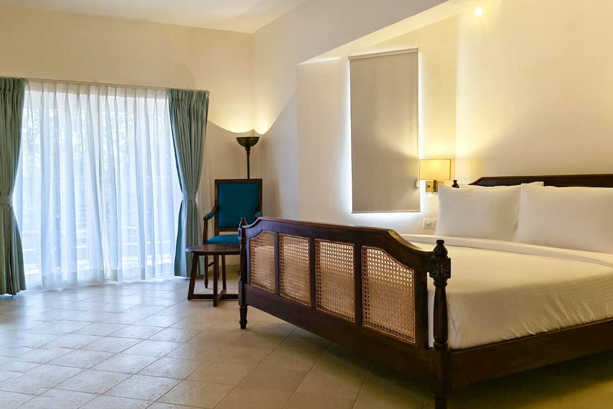 Premium bedding, in-room safe, desk, laptop workspace