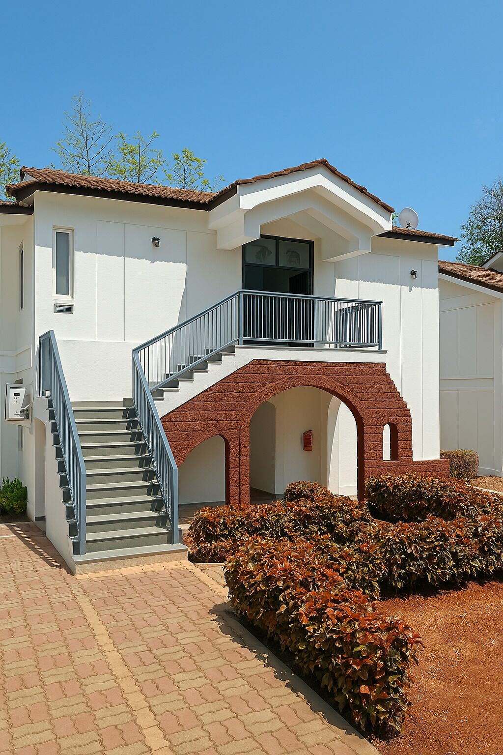 Uma casa moderna de dois andares com uma escadaria central, antena parabólica e um arco de tijolos.